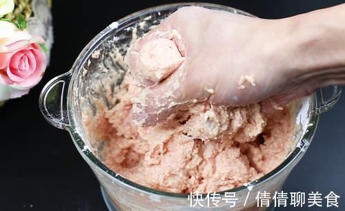谨记|炸猪肉丸子时，谨记“2不放、加3样”丸子外焦里嫩，放凉也不硬