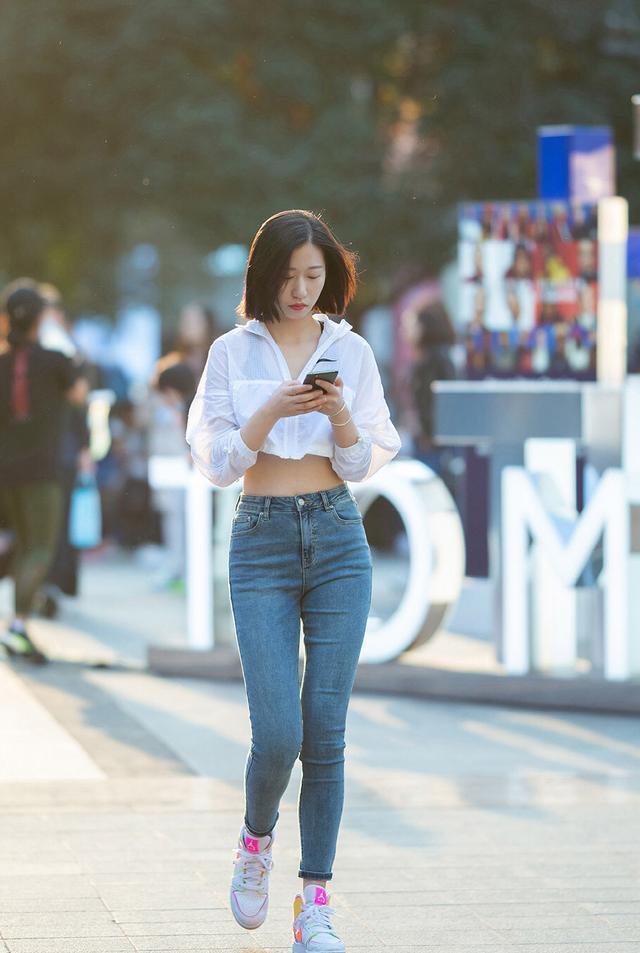 修身牛仔裤，配短款防晒上衣，朦胧美丽又显年轻活力，清新又靓丽