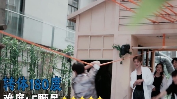 《密逃3》难度堪比“极挑”，邓伦再现高难度动作，转体180度