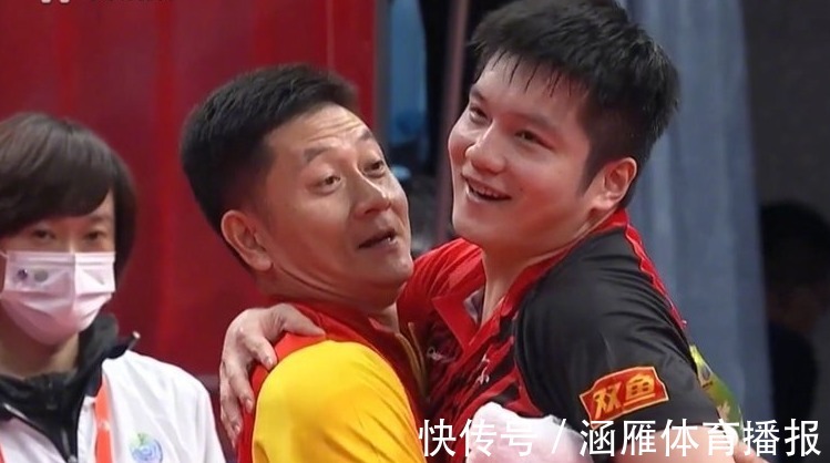马龙|尴尬!樊振东庆祝男单夺冠,教练没抱起来,赛后采访体现高情商