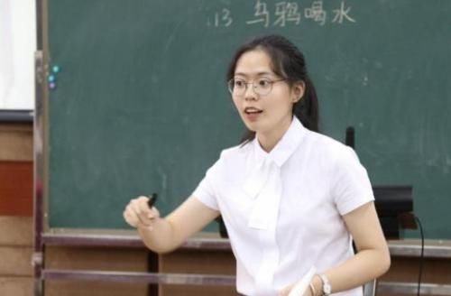 学生都穿着校服，为啥老师却能一眼看出“穷学生”？原因非常现实