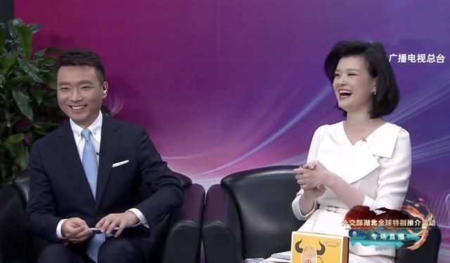 主持人大賽冠軍鄒韻成功轉(zhuǎn)型,英文主持吸睛,搶走身旁康輝風(fēng)頭
