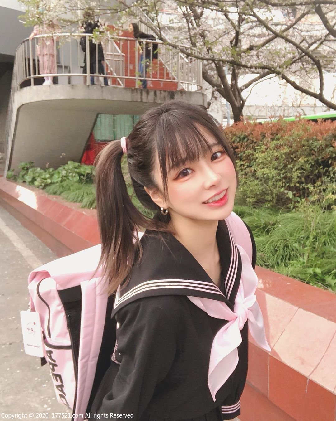水汪|稚气Cosplay水汪大眼甜笑露小虎牙,超萌让老司机也无法招架!