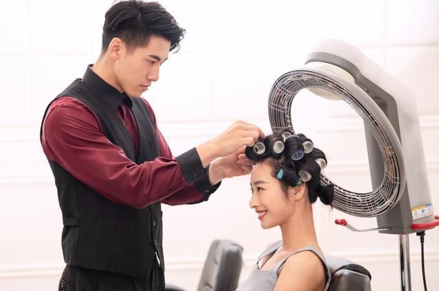 烫头发和每天自己用卷发哪个更伤发？技术好方法得当，都不太伤发