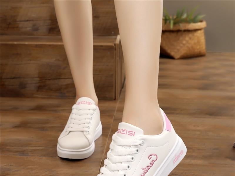 材质 去年的休闲鞋就别穿了,学我媳妇这样穿,时尚显青春