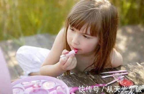 发朋友圈|熊孩子把超市桃子全戳出洞,家人发朋友圈:真是妈妈的好帮手