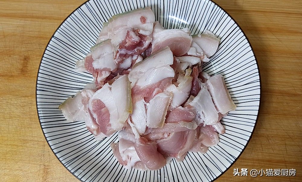 1把酸辣椒加上猪肉简单一炒,味道酸香爽辣,开胃下饭特别好吃