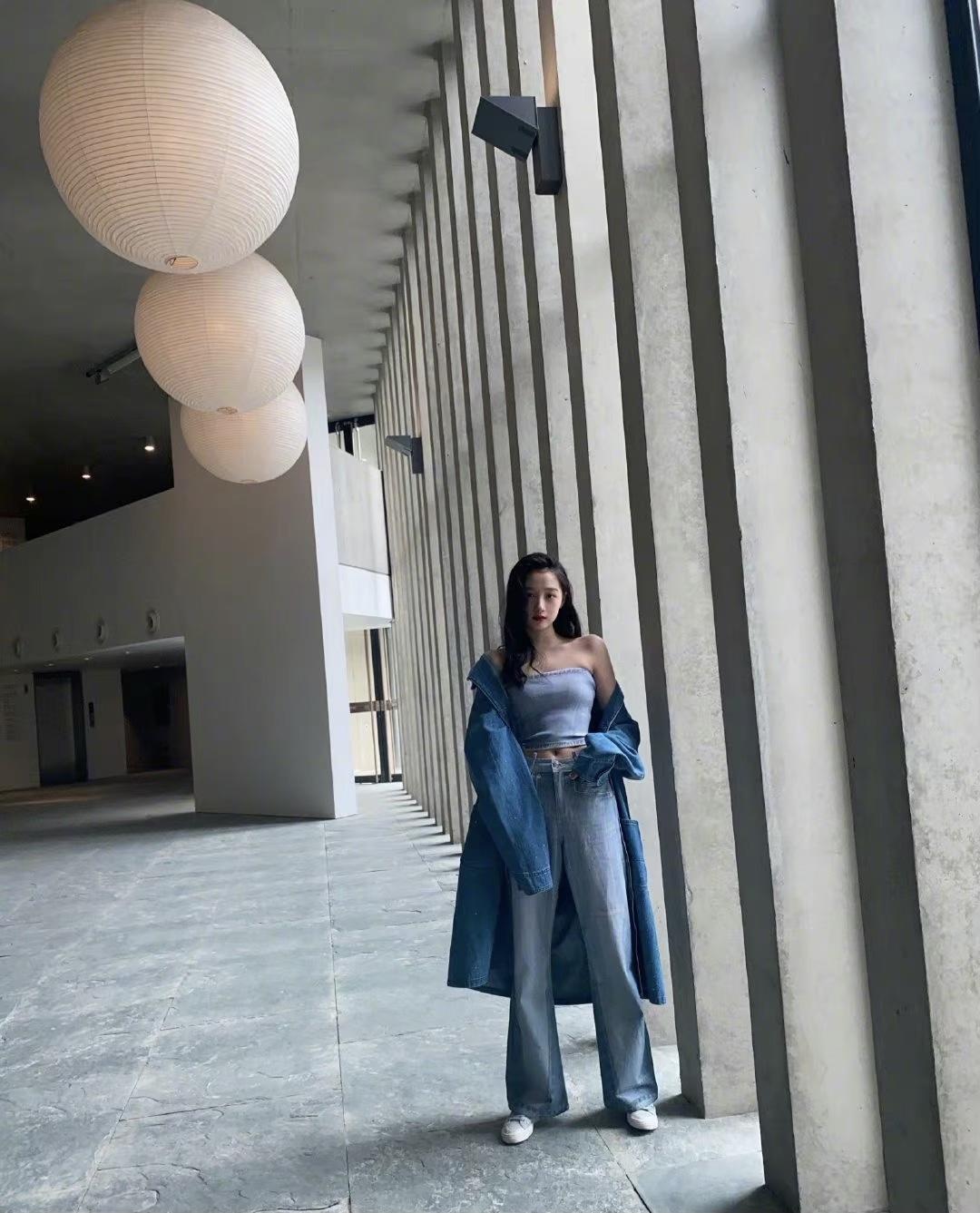 何超莲的长腿真长脸，穿牛仔衬衫配紧身牛仔裤高挑纤瘦，青春活力