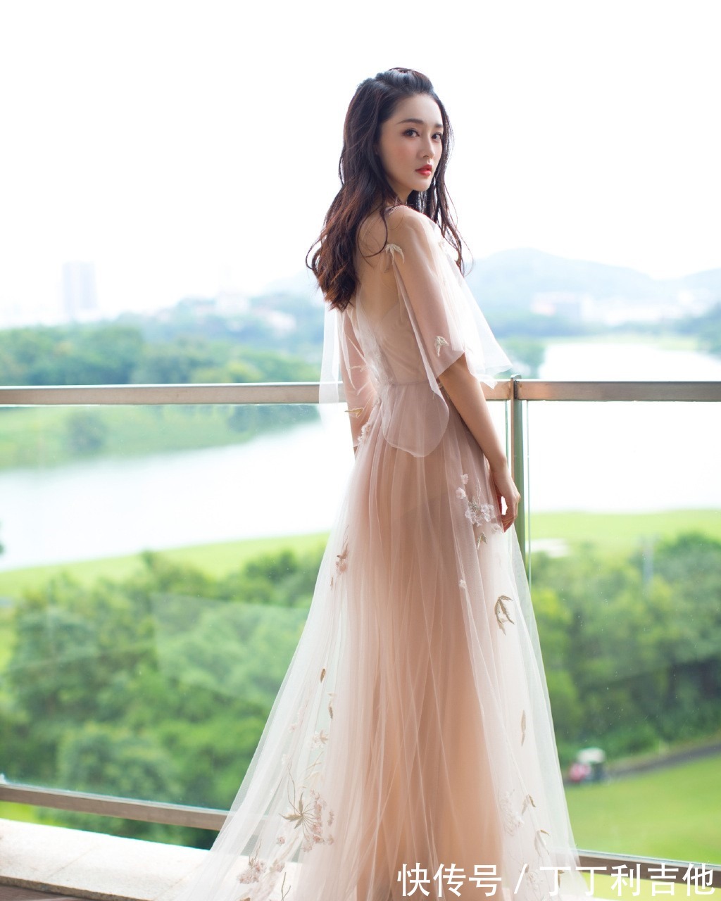 街拍照|李沁街拍照曝光,穿牛仔短裤秀“漫画腿”,长发披肩美成校园初恋