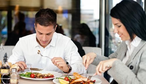 寿命长的女人,晚餐常有四个好习惯,若你四个都有,恭喜很健康