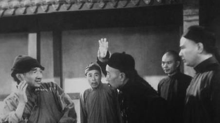 内心|品读《阿Q正传》,主人公就像压在石底的枯草,内心更充满了矛盾