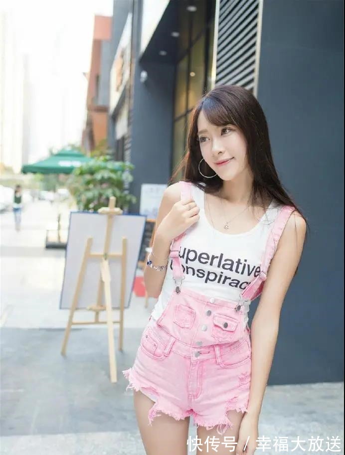 背带 白色背心搭配个性背带短裤,那份青春洋溢的洒脱,很是令人羡慕