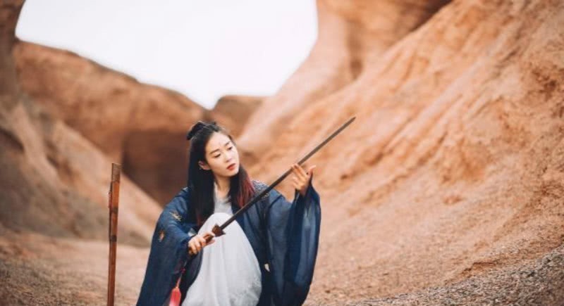 悲痛$贺铸晚年很凄美的一首词,通篇寥寥数语,却是写尽了一生的委屈!