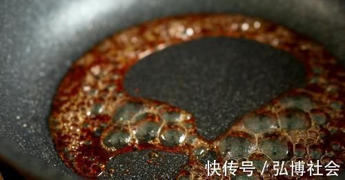 炖猪蹄怎样能上色,只要加了这“三样”,猪蹄红润脱骨,软烂入味