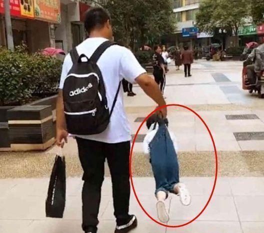 遛狗|“大力士”小姨火了,一手遛狗一手拎娃,网友想当小姨夫