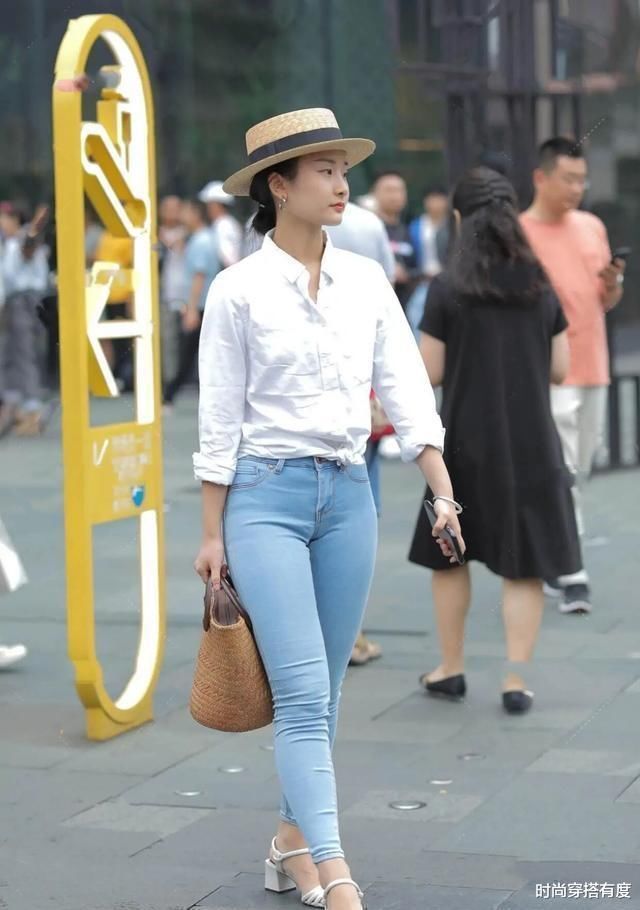 好看精致的打底裤穿出时尚感，露出美腿展现自身个性，时尚多姿