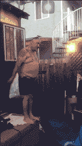 |搞笑GIF:大哥你这样真的好吗,考虑过妹子的感受吗