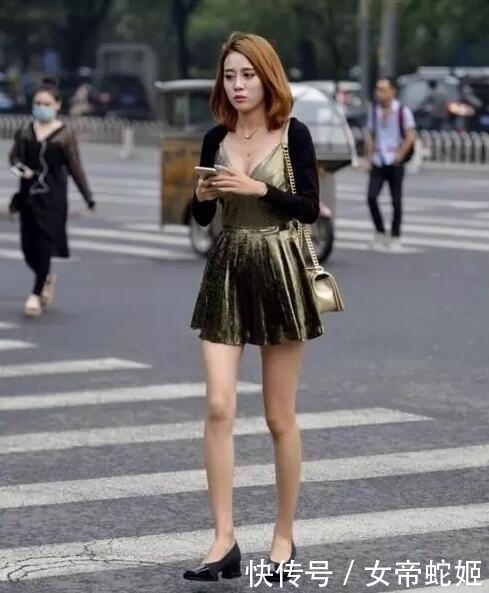 街拍:一对深沉的眼眸,释放出优雅的感觉,是否和你的品位相符?