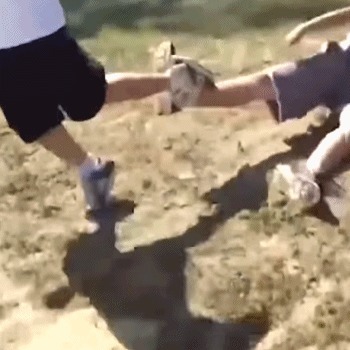 |搞笑GIF:小姐姐真是个狠人 下次过来记得带个铁盆