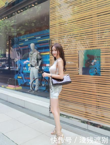 街拍小姐姐性感短裙凸显好身材，回头率超高