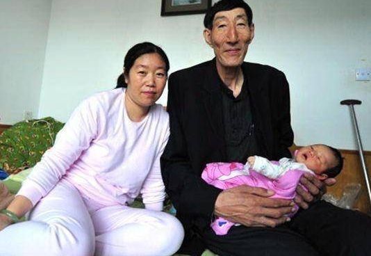 如今|“巨人”鲍喜顺老来得子，医生担心孩子的身高，如今一切正常