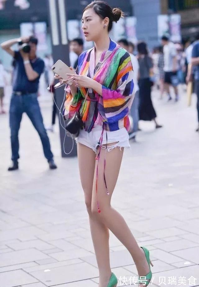 凸显|美女脚上踩着一双尖头的高跟鞋,走起路来凸显出一种高贵的气息