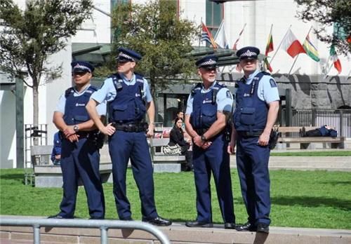 警察|当军人遇到警察，到底该听谁的指挥?其实很多人都理解错了