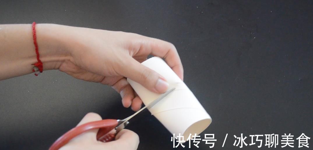 把卷纸筒粘在垃圾桶是上, 这个作用太神奇了, 解决了很多家庭的烦恼