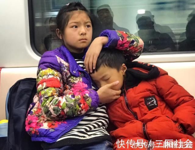 弟弟|“地铁最美姐姐”怀抱弟弟睡觉走红网络,网友:又骗我生二胎!