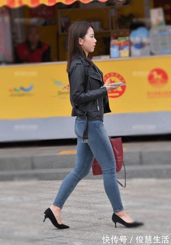 阿姨 走在街头上的阿姨,这条紧身裤都穿出御姐范儿了