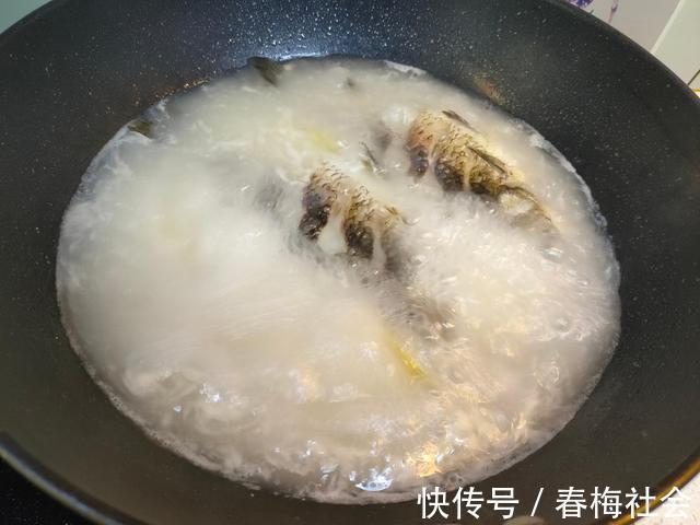 味鲜|熬鲫鱼汤，记住“2不放2窍门”，汤白味鲜无腥味，全家都爱喝