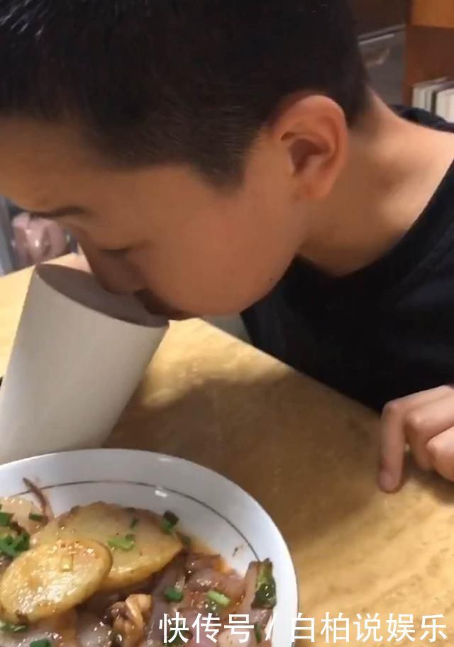 儿子半夜“偷偷”做宵夜,馋嘴妈妈掐点蹭饭,网友吃货母子