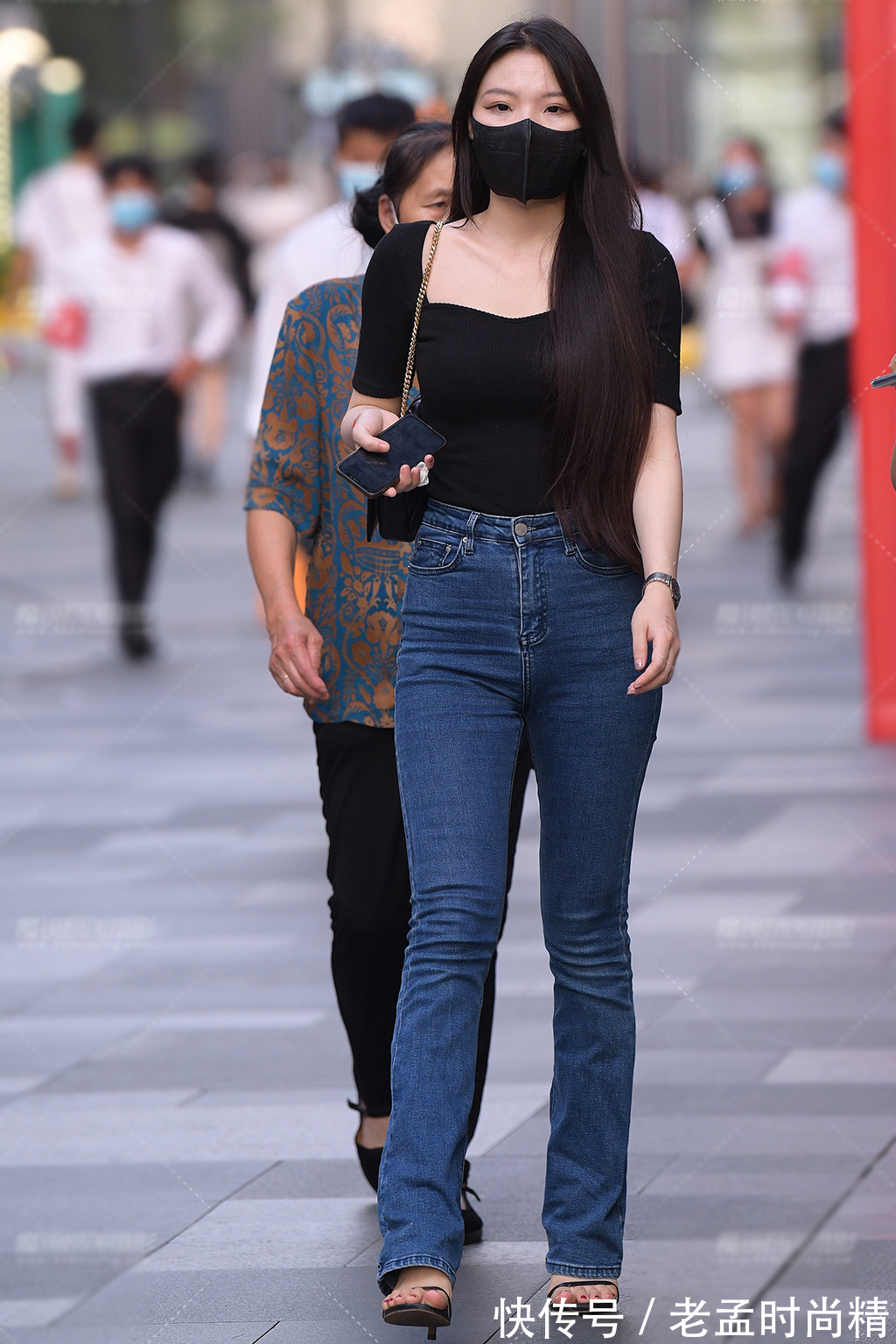 高挑|初秋的牛仔直筒裤穿搭,配黑色短袖衫,简约显瘦又美的高挑