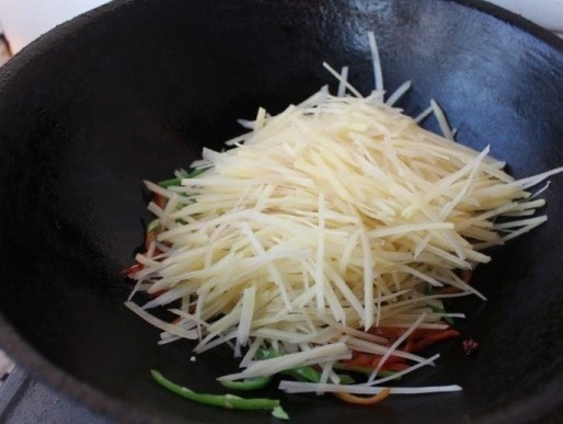 忠告炒土豆|忠告炒土豆不能放此物,吃了就是没病找病,现在知道还不晚!