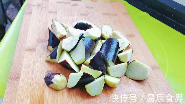 茄子土豆青椒，又一道东北名菜地三鲜，请叫它素菜领袖-地三鲜