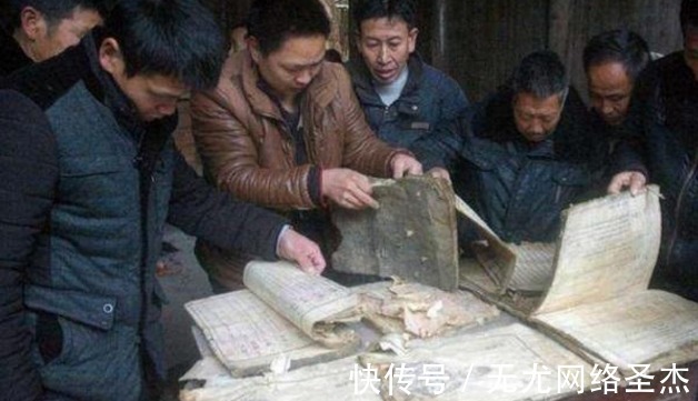 李渊!长沙退休教师,无意间翻出祖传文物,不料专家却带来了一面锦旗!