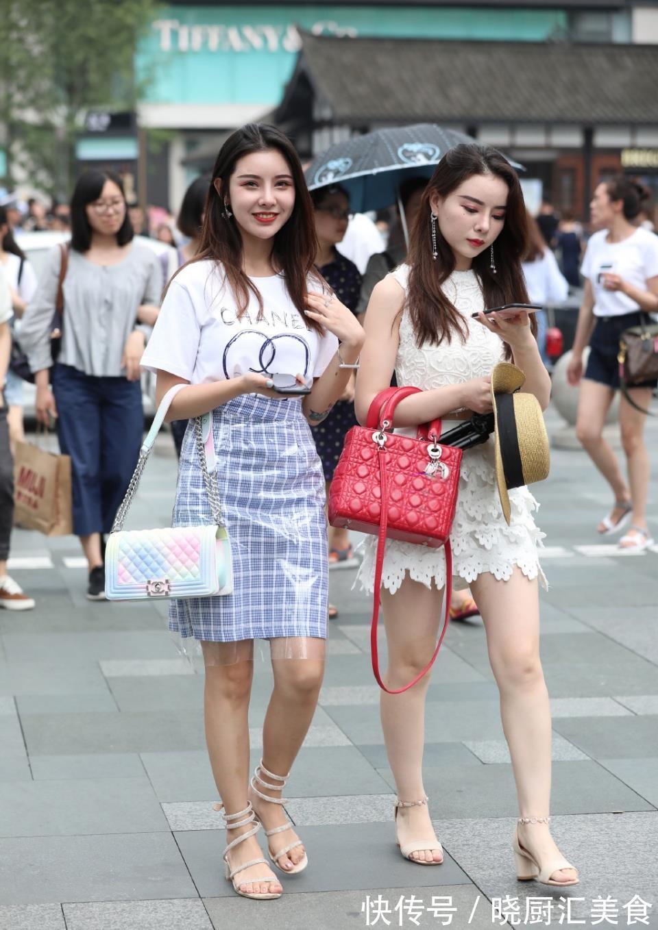 小姐姐|喧闹的街头,总有成对的闺蜜行走,一身裙装搭配,优雅美丽又清新