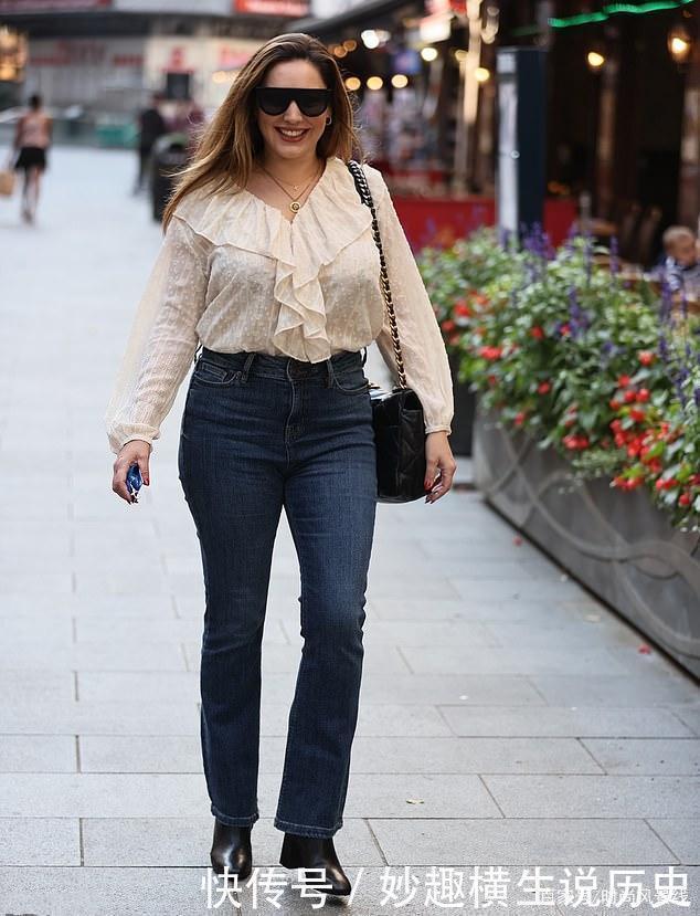 凯莉·布鲁克穿着褶皱的奶油上衣和牛仔裤炫耀自己的曲线