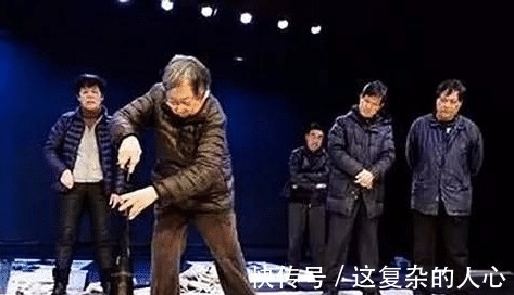 王羲之&女书法名家周慧珺也在地上写起了大字,玩起了曾翔那一套!