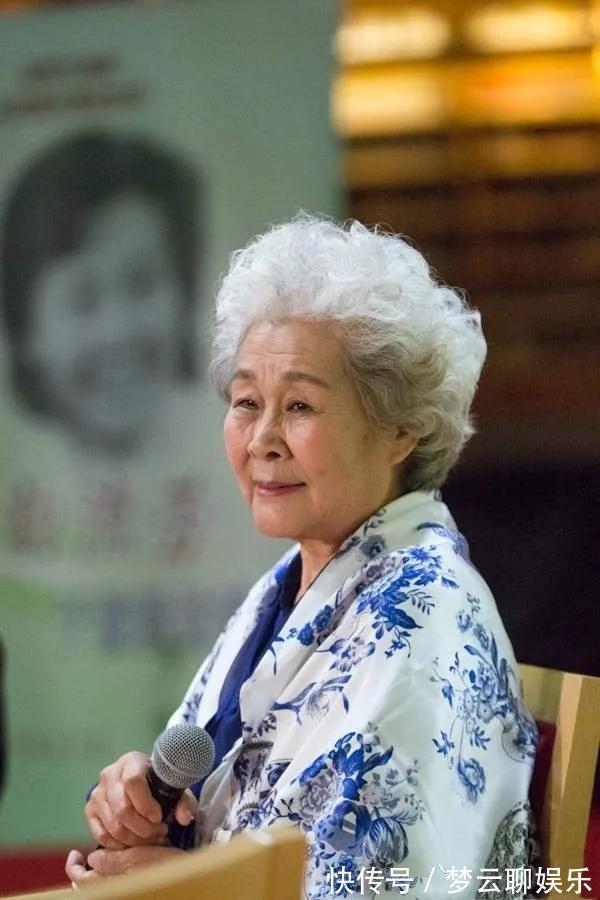 老年人$84岁女歌唱家住进养老院,说不想给儿女添麻烦,网友却议论纷纷