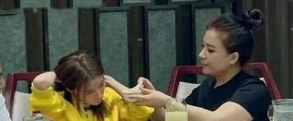 小皇帝|16岁女孩吃饭要妈妈喂，一出门要消费上万元，节目后现状怎样了