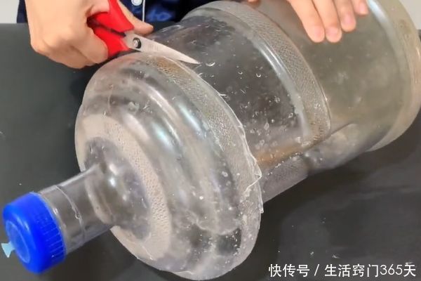 废品|旧饮用水桶别当废品卖掉,放家里特别“值钱”,快回家找出来吧!