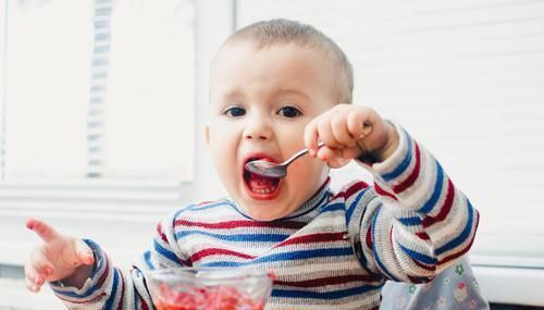 宝宝|满月宝宝戴五只金戒指,玩着玩着误吞一只,家长这么不走心?