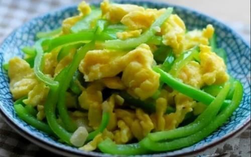 青椒炒鸡蛋很多人第一步就错了，教你几个小技巧，青椒鲜香超下饭