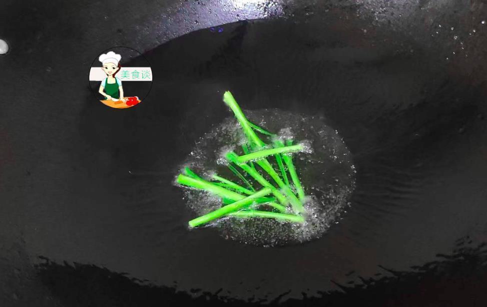 此两样素菜一起炒，不放肉也很鲜美，蛋白质是猪肉4倍，孩子爱吃