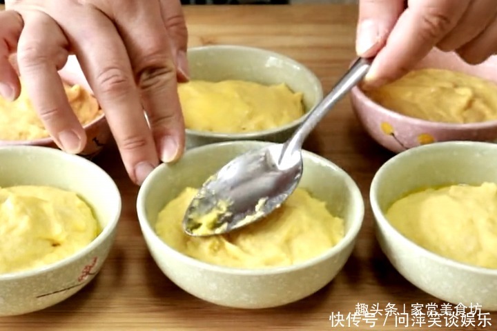 搅拌均匀|做玉米面蒸糕,用冷水还是热水和面很多人做错,难怪发硬不好吃