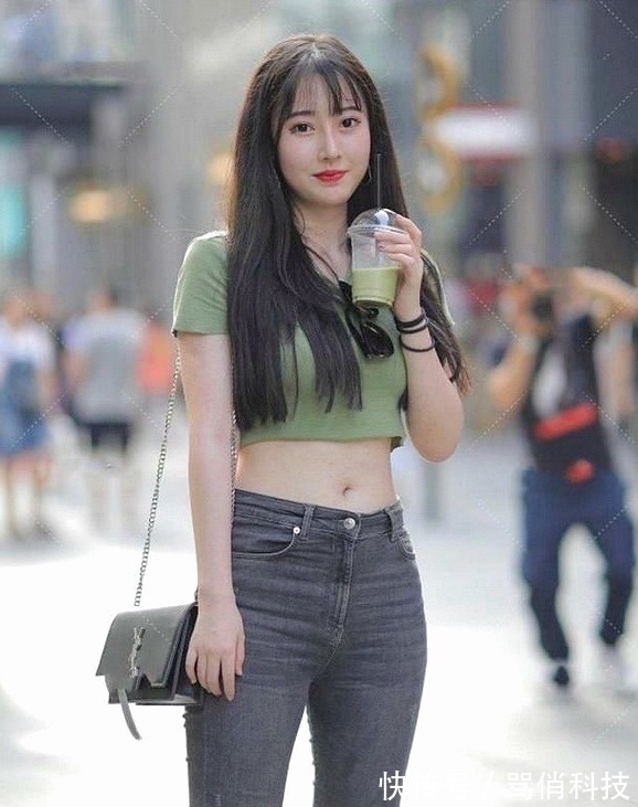 有心情 模特轻便时尚的绿色短T,看到她,谁还会有心情想要逛街?