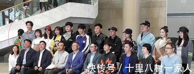 主持人|湖南衛視主持人大合照，汪涵何炅與領導坐第一排，謝娜卻站最旁邊