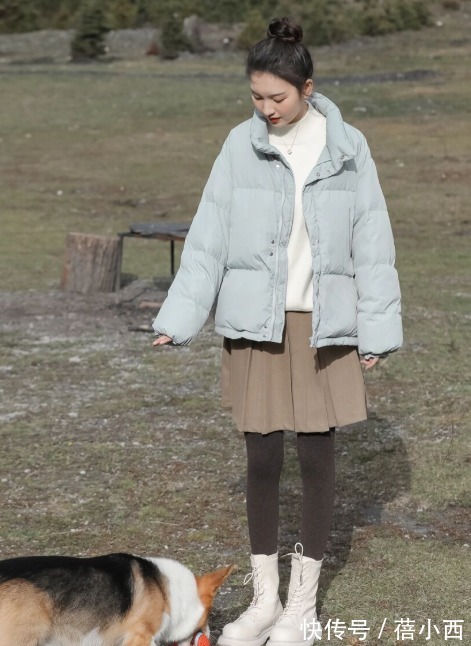 针织衫|女人穿“羽绒服”要注意2点,一是内搭二是下装,学会了很显气质