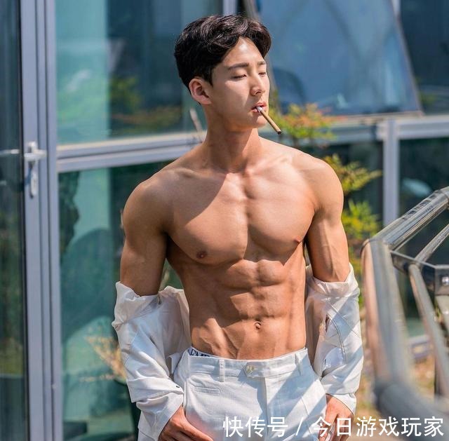 性感|肌肉帅哥上线！性感的小麦色肤色下，有质感的腹肌和人鱼线！